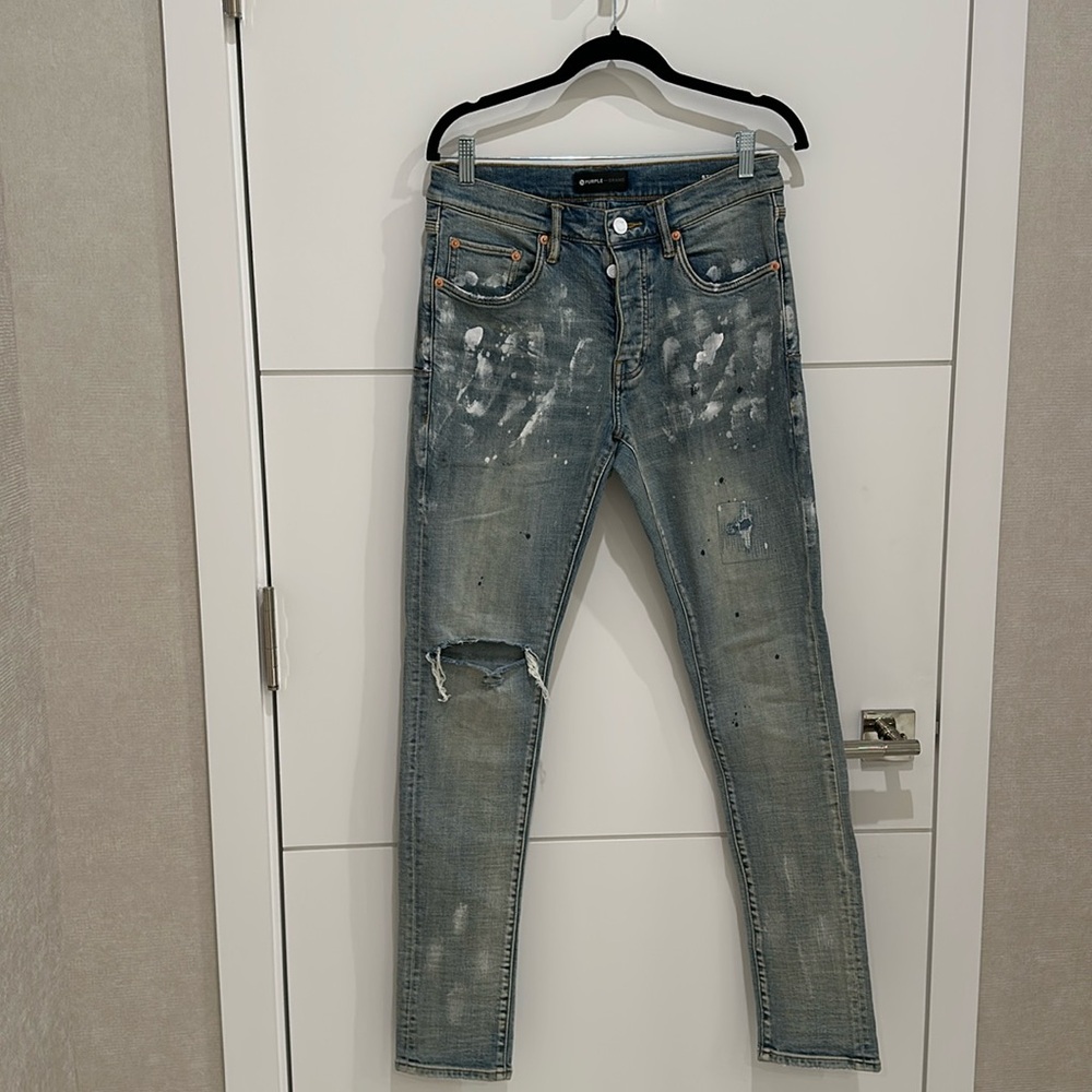 MEN’S HIGH STYLE JEANS PURPLE BRAND
FADED BLUE in color WITH RIPPED KNEE